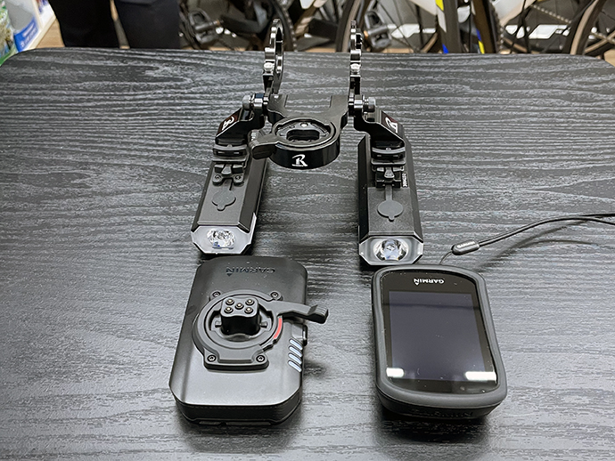GARMIN830、拡張バッテリーパック、ライト2台をレックマウントで同時 