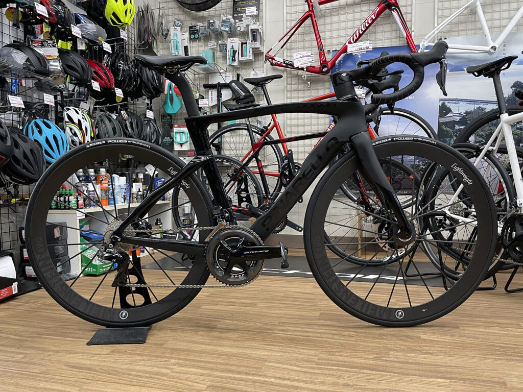 PINARELLO クロスバイク ホワイト/ゴールド まかない