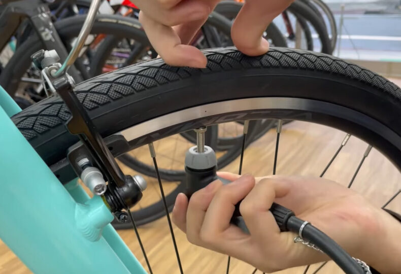 BIANCHI クロスバイク ディスプレイスタンド 空気入れ付き 思い立て