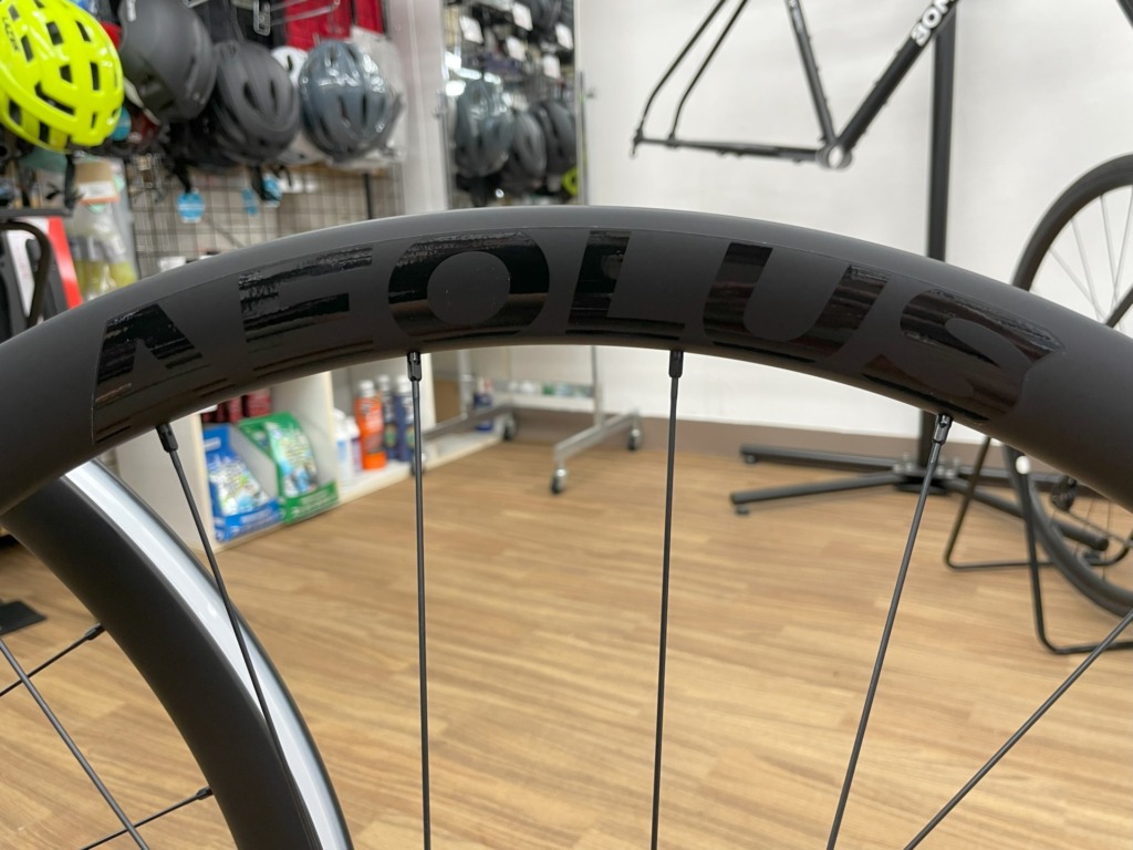 Bontrager_Aeolus_Elite_35V_TLR_Disc_roadwheels