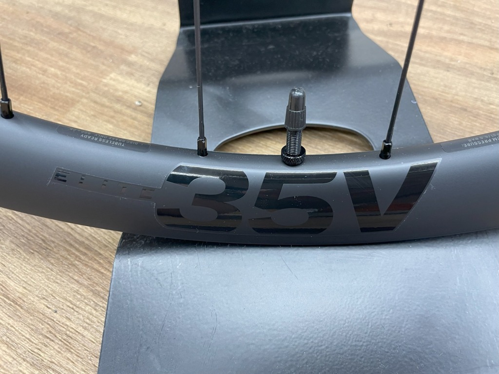 Bontrager_Aeolus_Elite_35V_TLR_Disc_roadwheels