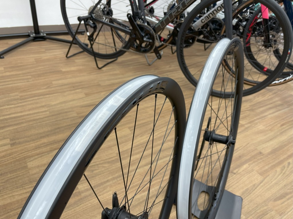 Bontrager_Aeolus_Elite_35V_TLR_Disc_roadwheels