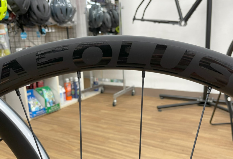 Bontrager_Aeolus_Elite_35V_TLR_Disc_roadwheels