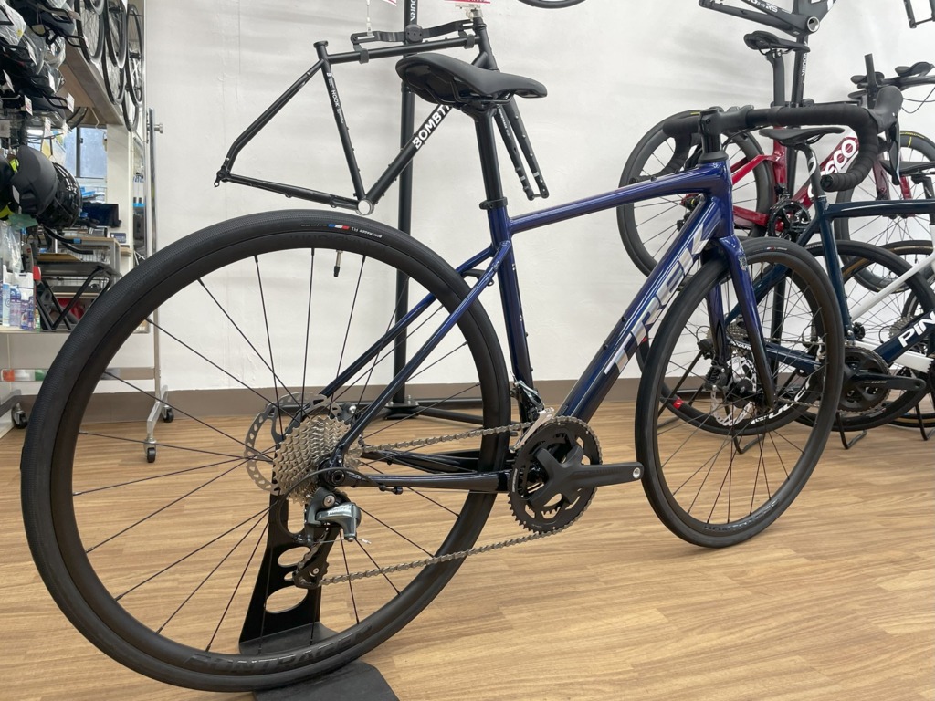 TREK_Domane_AL_4_Gen_4_HexBluetoMarianasBlueFade