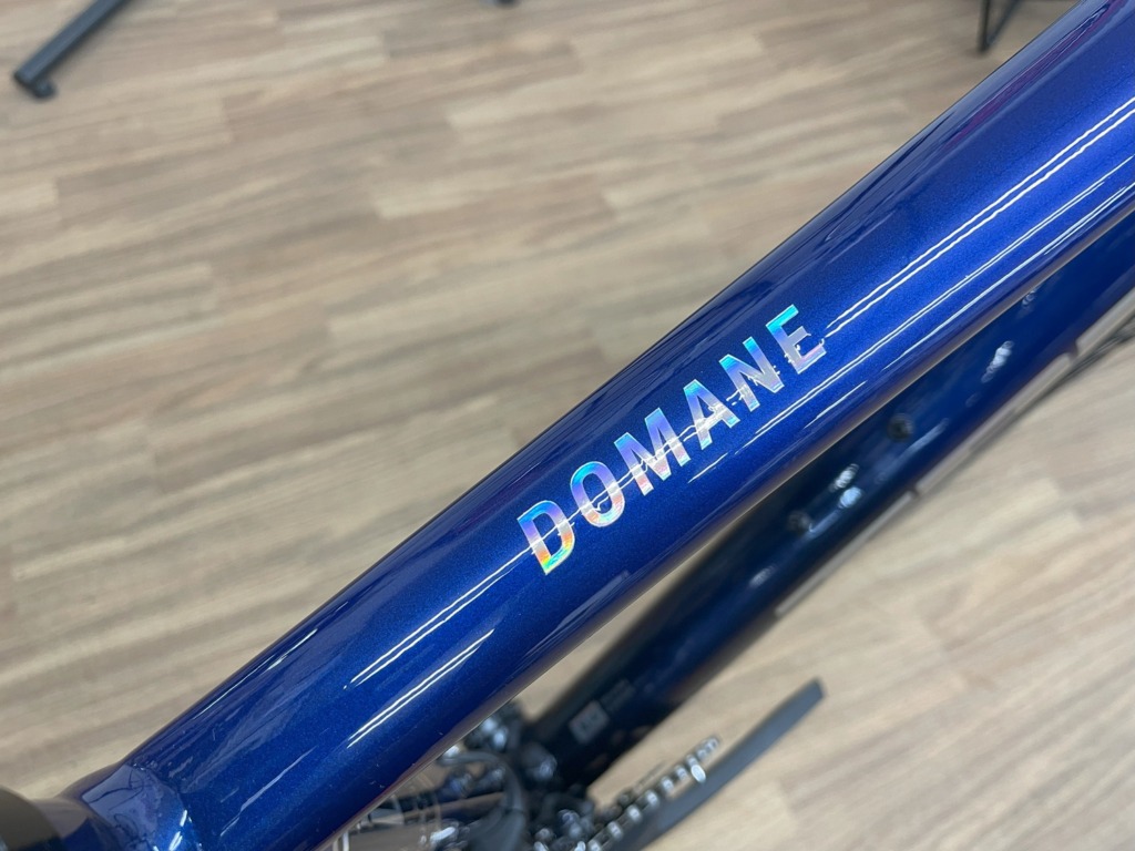 TREK_Domane_AL_4_Gen_4_HexBluetoMarianasBlueFade