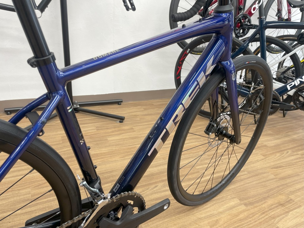 TREK_Domane_AL_4_Gen_4_HexBluetoMarianasBlueFade