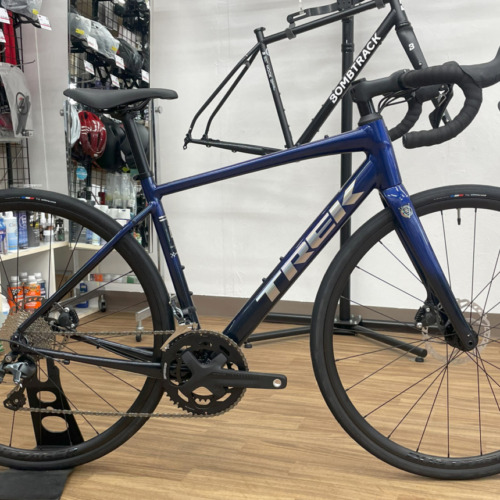 TREK_Domane_AL_4_Gen_4_HexBluetoMarianasBlueFade