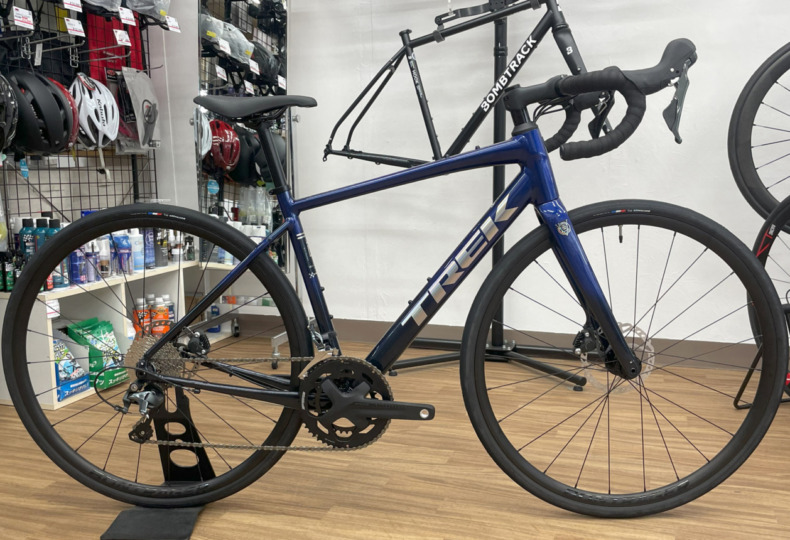 TREK_Domane_AL_4_Gen_4_HexBluetoMarianasBlueFade