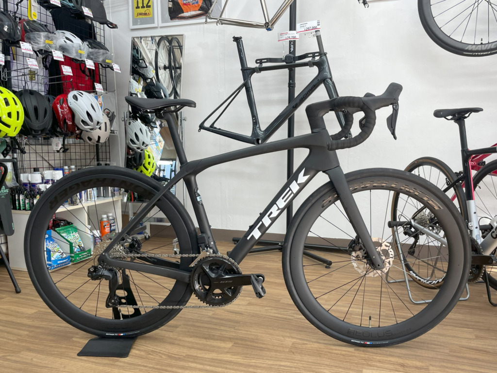 TREK_Domane_SL5_Gen4_MatteDeepSmoke_AeolusElite50TLR_105Di2