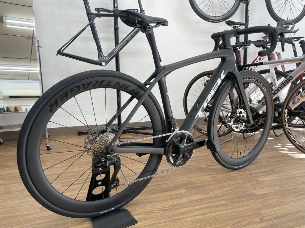 TREK_Domane_SL5_Gen4_MatteDeepSmoke_AeolusElite50TLR_105Di2