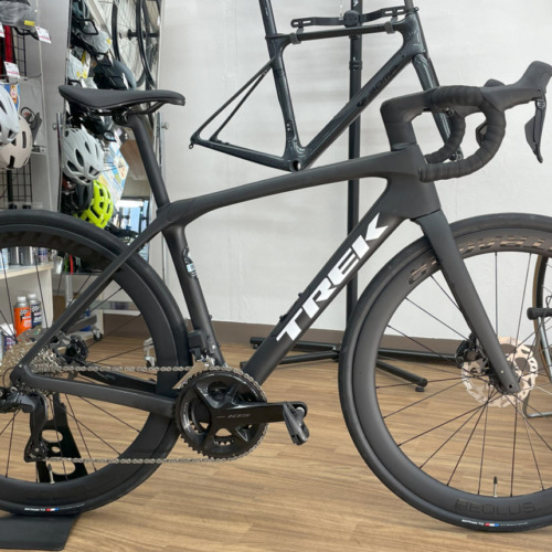 TREK_Domane_SL5_Gen4_MatteDeepSmoke_AeolusElite50TLR_105Di2