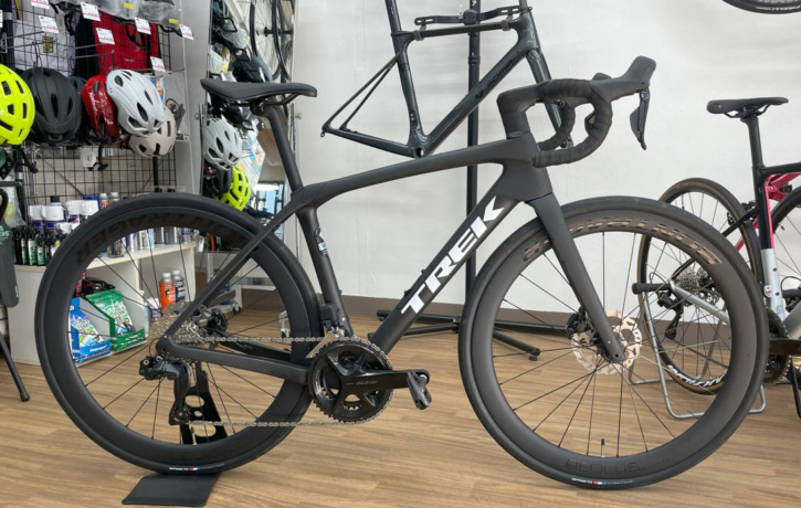 TREK_Domane_SL5_Gen4_MatteDeepSmoke_AeolusElite50TLR_105Di2