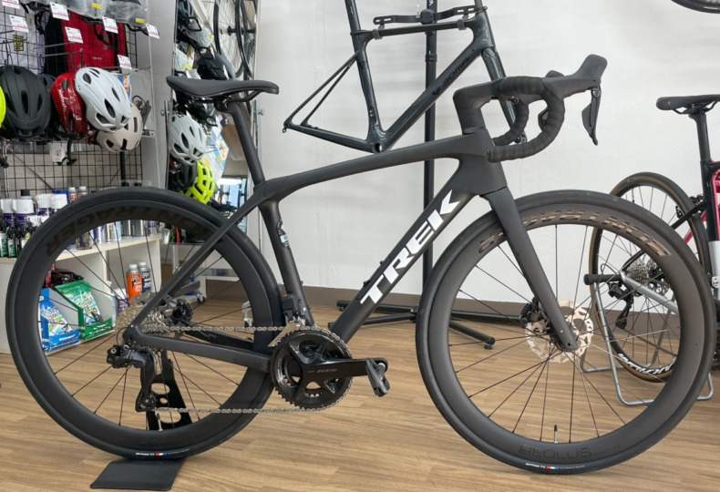 TREK_Domane_SL5_Gen4_MatteDeepSmoke_AeolusElite50TLR_105Di2