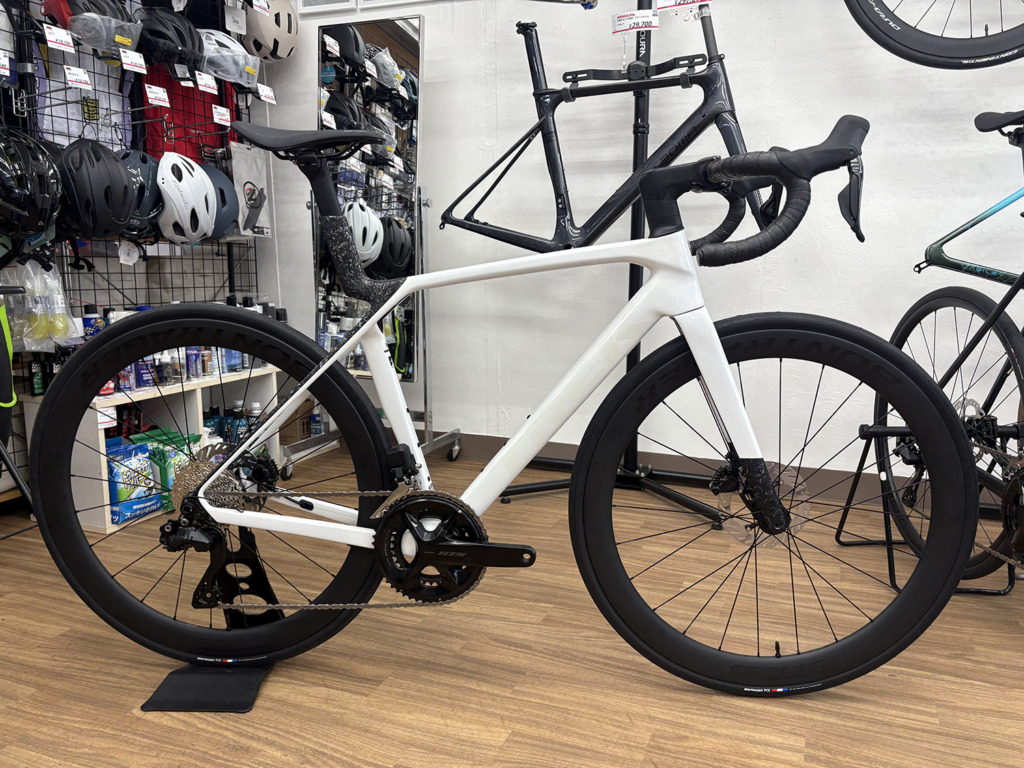 TREK_Madone_SL_6_Gen8_Gloss Crystal WhiteMatteDeepSmoke_2026