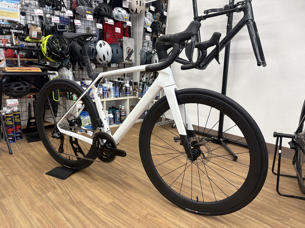 TREK_Madone_SL_6_Gen8_Gloss Crystal WhiteMatteDeepSmoke_2026