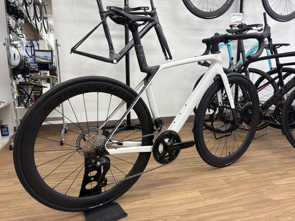 TREK_Madone_SL_6_Gen8_Gloss Crystal WhiteMatteDeepSmoke_2026