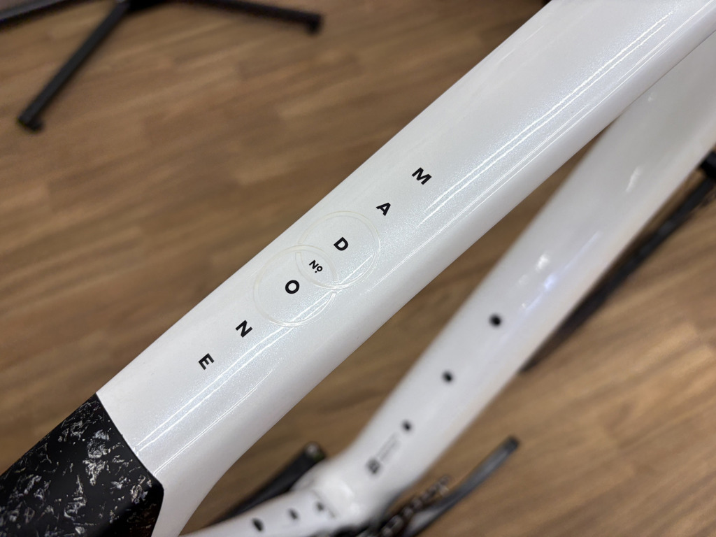 TREK_Madone_SL_6_Gen8_Gloss Crystal WhiteMatteDeepSmoke_2026