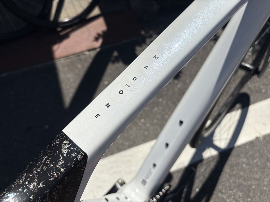 TREK_Madone_SL_6_Gen8_Gloss Crystal WhiteMatteDeepSmoke_2026