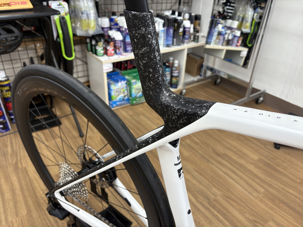 TREK_Madone_SL_6_Gen8_Gloss Crystal WhiteMatteDeepSmoke_2026
