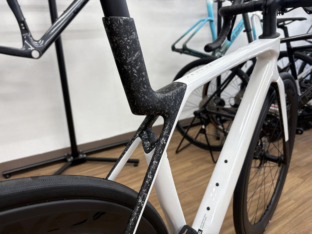 TREK_Madone_SL_6_Gen8_Gloss Crystal WhiteMatteDeepSmoke_2026