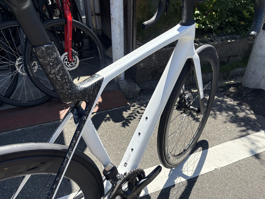 TREK_Madone_SL_6_Gen8_Gloss Crystal WhiteMatteDeepSmoke_2026