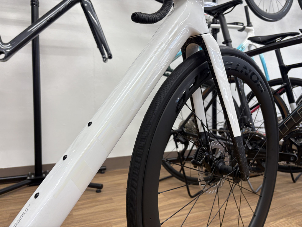TREK_Madone_SL_6_Gen8_Gloss Crystal WhiteMatteDeepSmoke_2026