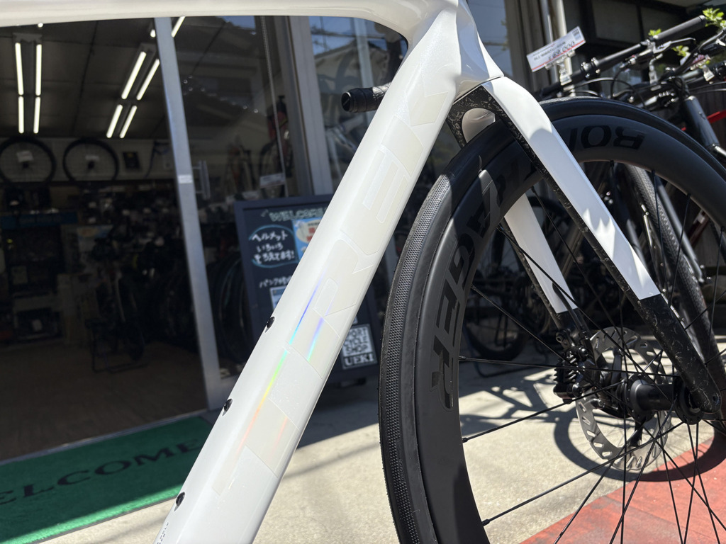 TREK_Madone_SL_6_Gen8_Gloss Crystal WhiteMatteDeepSmoke_2026