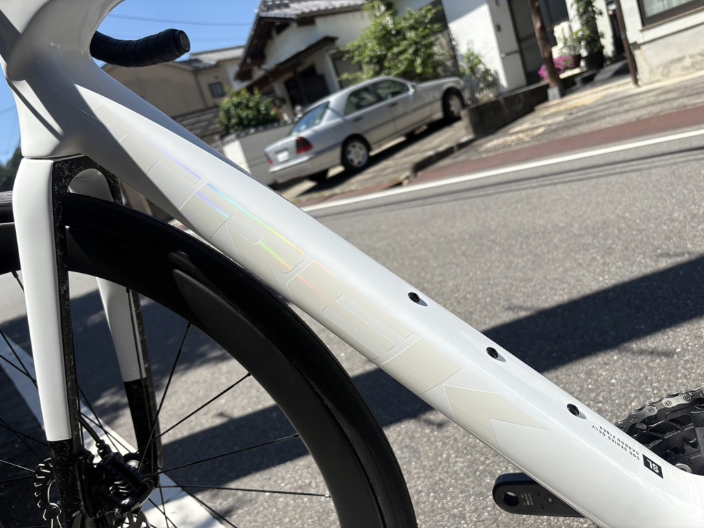 TREK_Madone_SL_6_Gen8_Gloss Crystal WhiteMatteDeepSmoke_2026