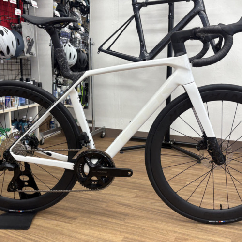 TREK_Madone_SL_6_Gen8_Gloss Crystal WhiteMatteDeepSmoke_2026