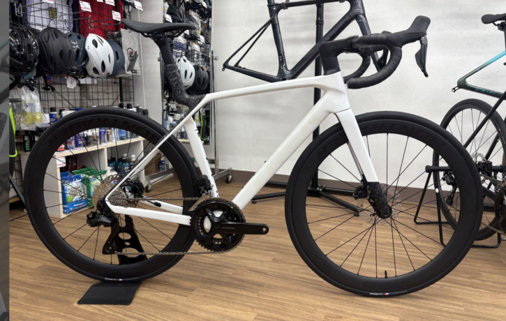 TREK_Madone_SL_6_Gen8_Gloss Crystal WhiteMatteDeepSmoke_2026