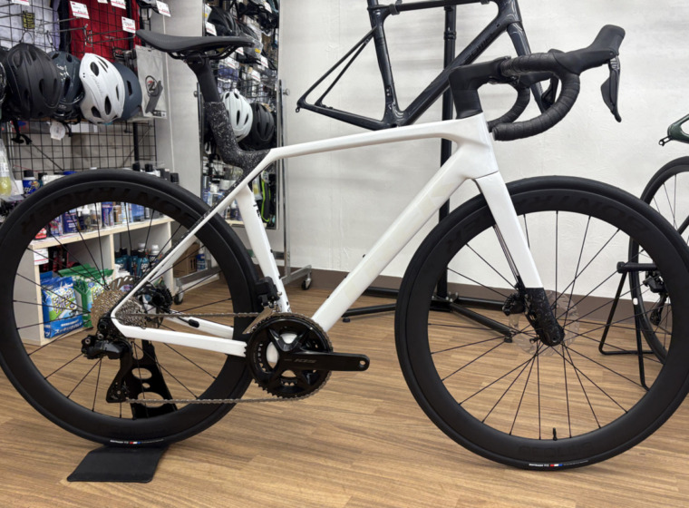 TREK_Madone_SL_6_Gen8_Gloss Crystal WhiteMatteDeepSmoke_2026