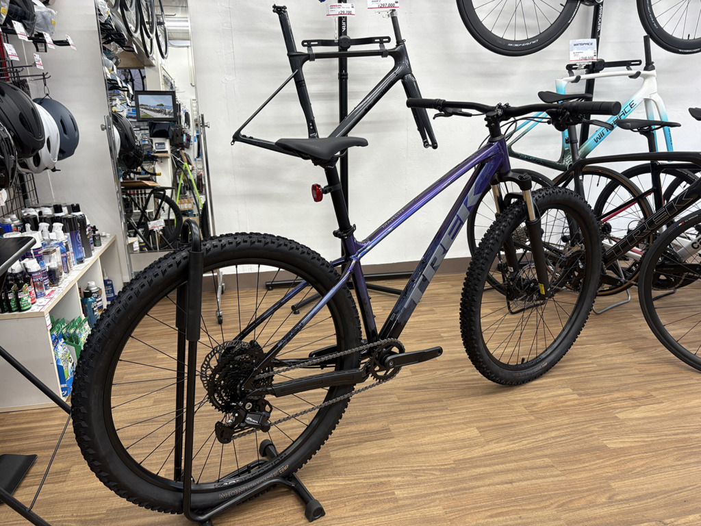 TREK_Marlin4_Gen3_2026_PurpleFlip_BlackFade
