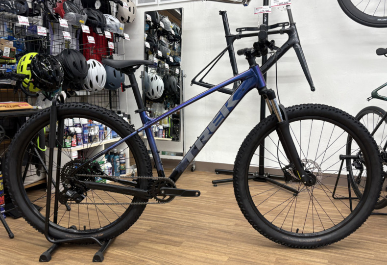 TREK_Marlin4_Gen3_2026_PurpleFlip_BlackFade