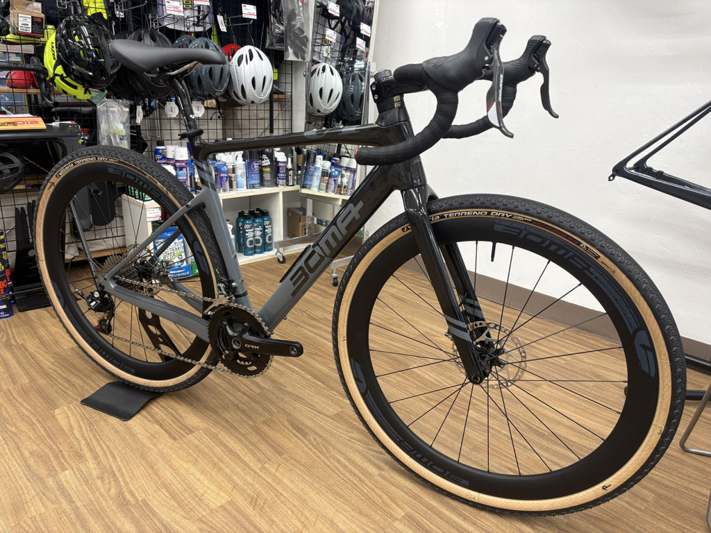 BOMA_UT_UDcarbon_gray