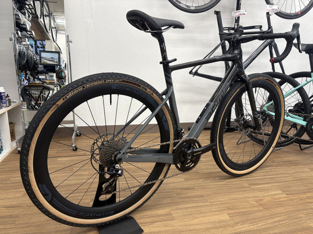 BOMA_UT_UDcarbon_gray