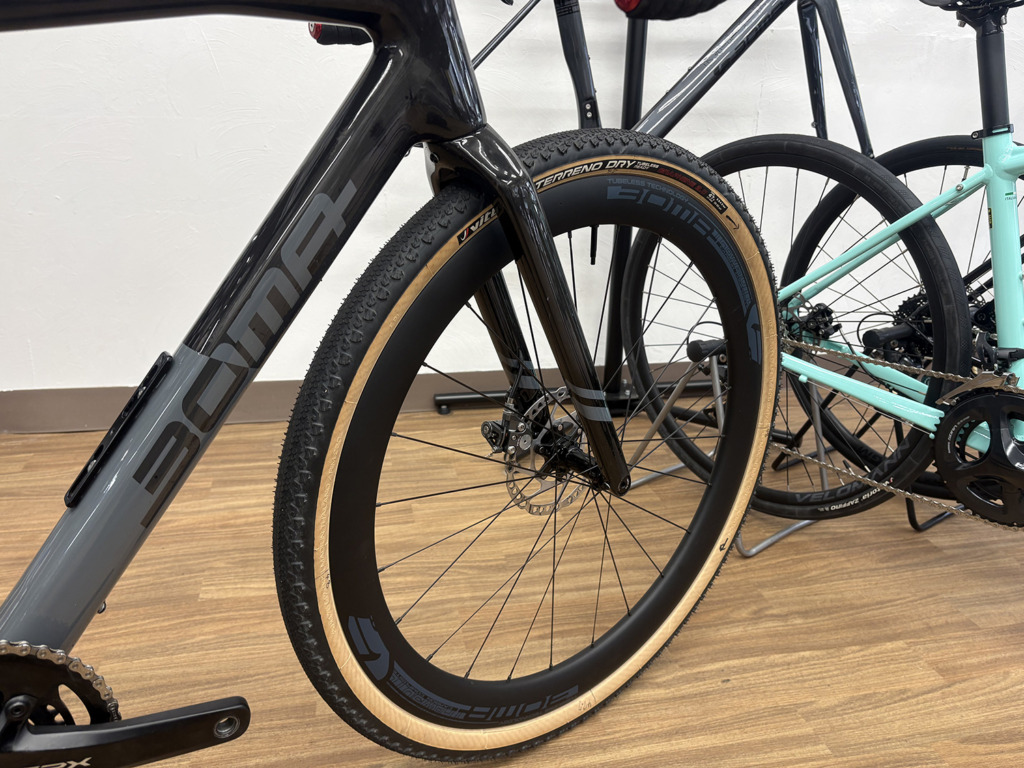 BOMA_UT_UDcarbon_gray