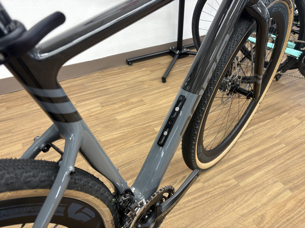 BOMA_UT_UDcarbon_gray