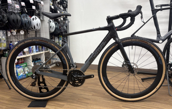 BOMA_UT_UDcarbon_gray