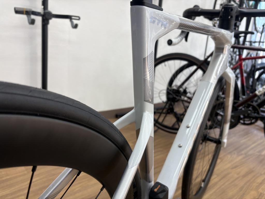 GUSTO_GTR_SPORT_TE_Peal-White