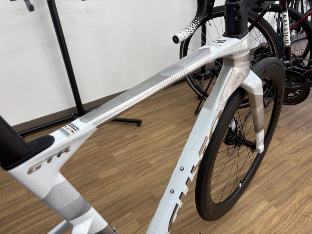 GUSTO_GTR_SPORT_TE_Peal-White