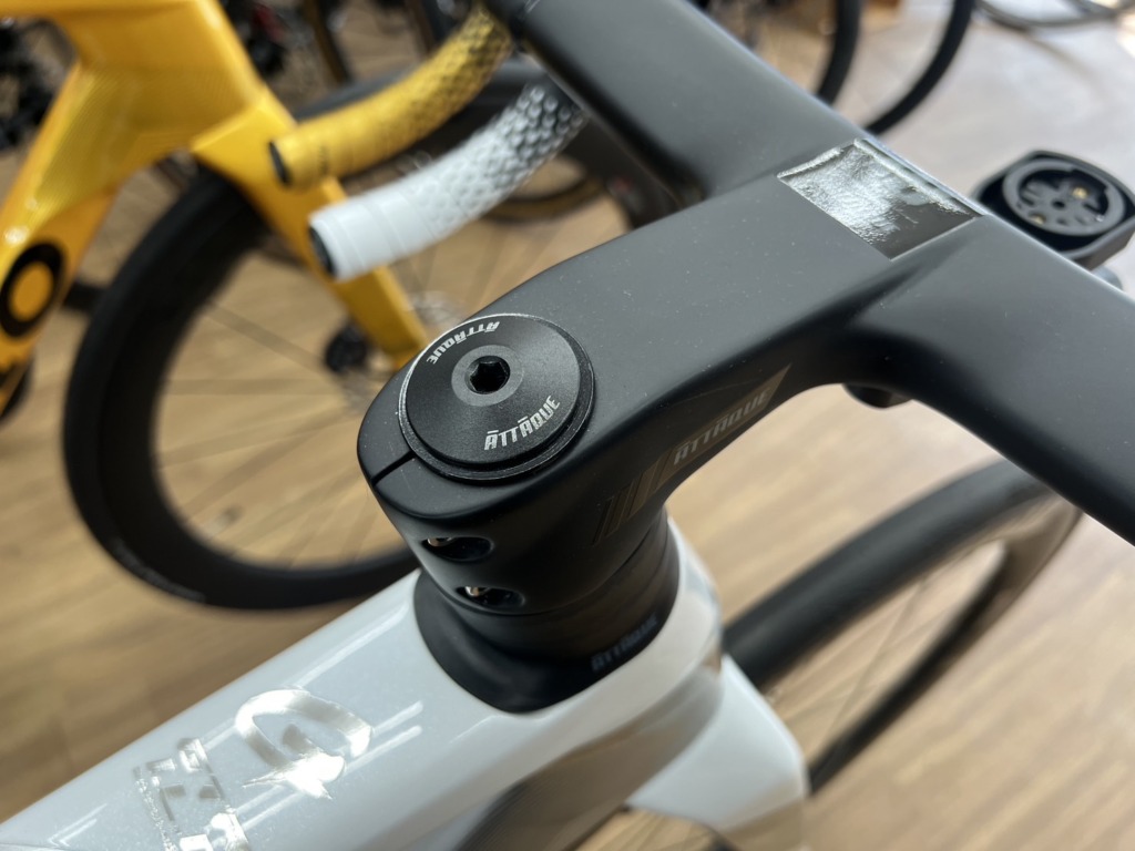 GUSTO_ATTAQUE INTEGRATED CARBON HANDLEBAR 2