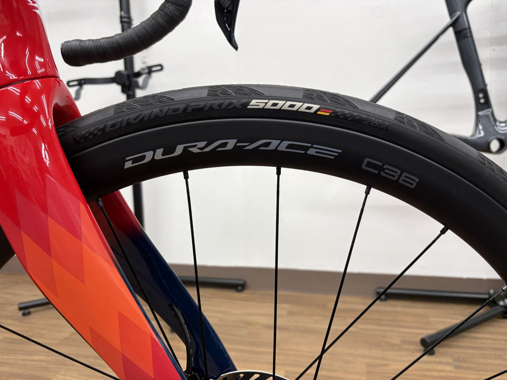 PINARELLO_DOGMA_F_DISK_イネオス_2024_D010 GRENADIER