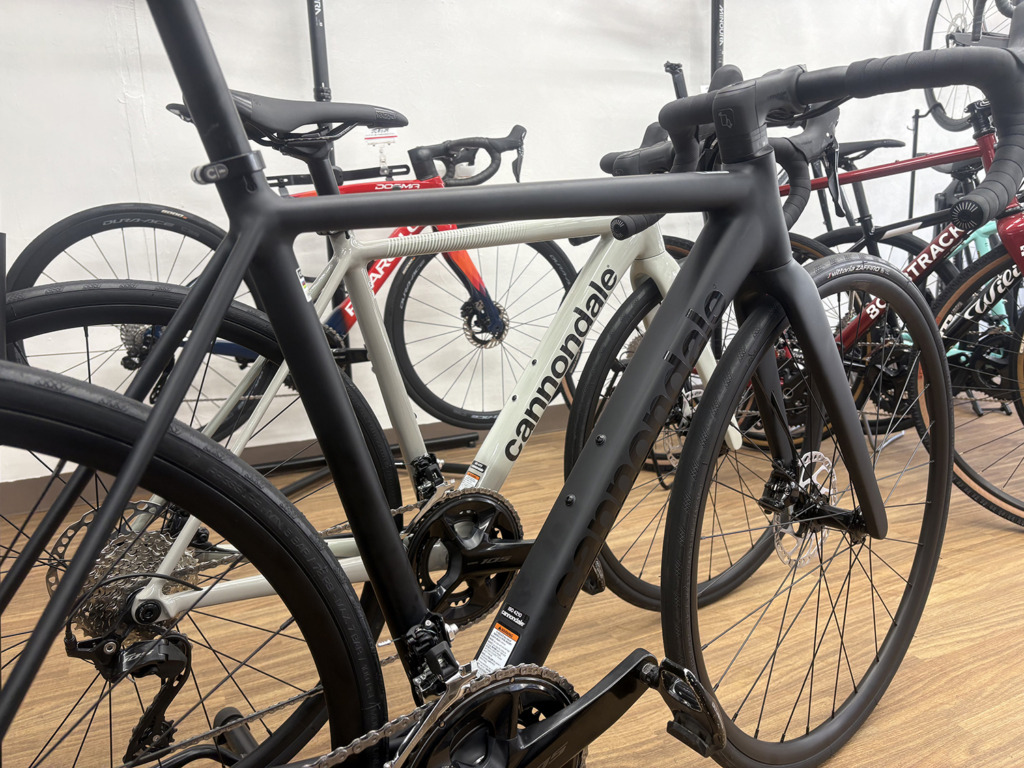 Cannondale_CAAD14_3_MatteBlack_Chalk_01