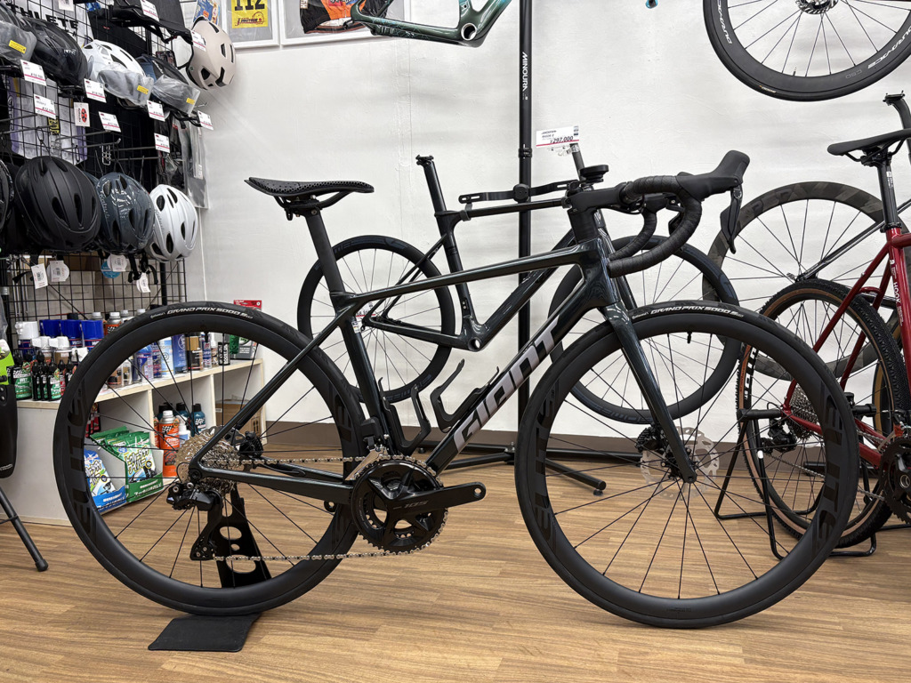 GIANT TCR Advanced 1 KOM をお客さま仕様にカスタムして組みました！ –
