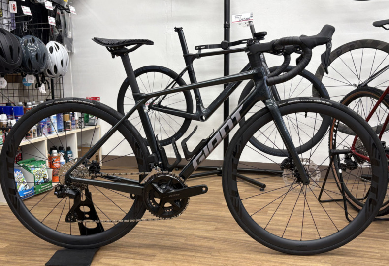 GIANT TCR Advanced 1 KOM をお客さま仕様にカスタムして組みました 