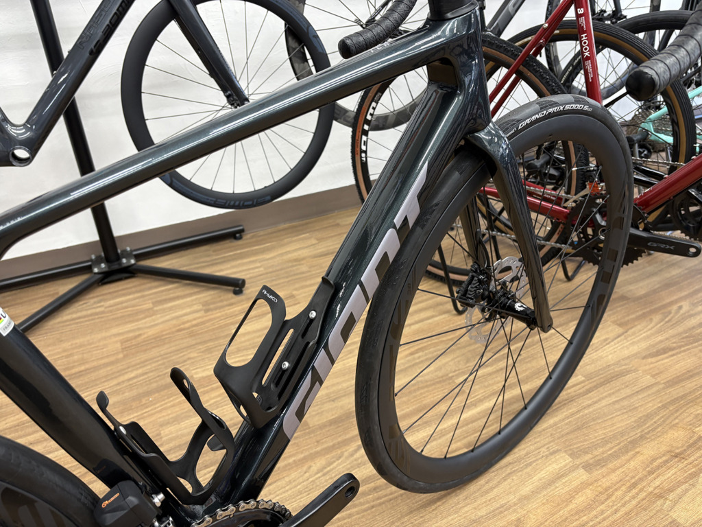 GIANT_TCR_Advanced_1_KOM_アスファルトグリーン