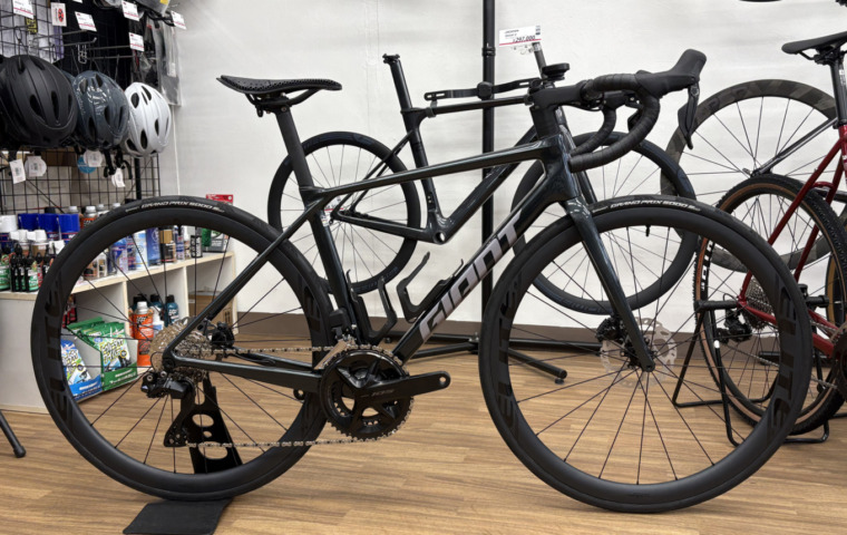 GIANT_TCR_Advanced_1_KOM_アスファルトグリーン_top