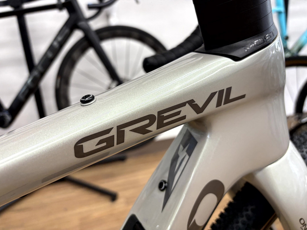PINARELLO_GREVIL_F1_GRX610_H340_COMET_SILVER