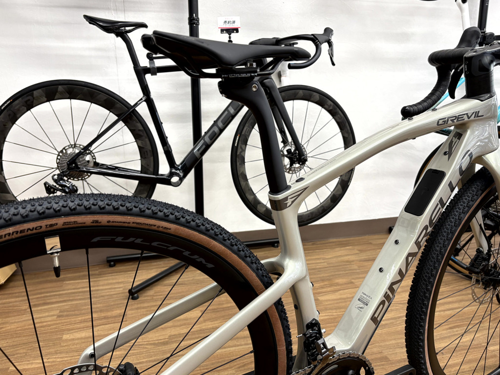 PINARELLO_GREVIL_F1_GRX610_H340_COMET_SILVER