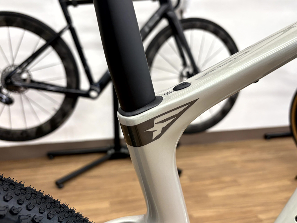 PINARELLO_GREVIL_F1_GRX610_H340_COMET_SILVER